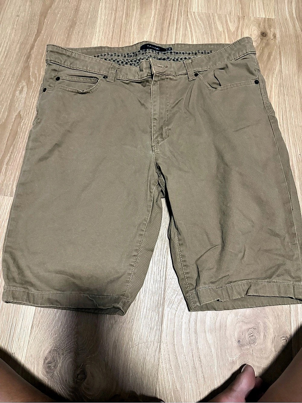 Tahari Cargo Shorts in Green Waist 36 L 29